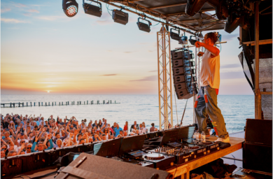 Blogeintrag zu 8. August 2025, Konzert am Strand von Zingst mit DJ „Alle Farben“
