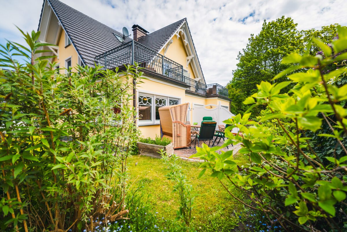 Hausansicht mit Terrasse