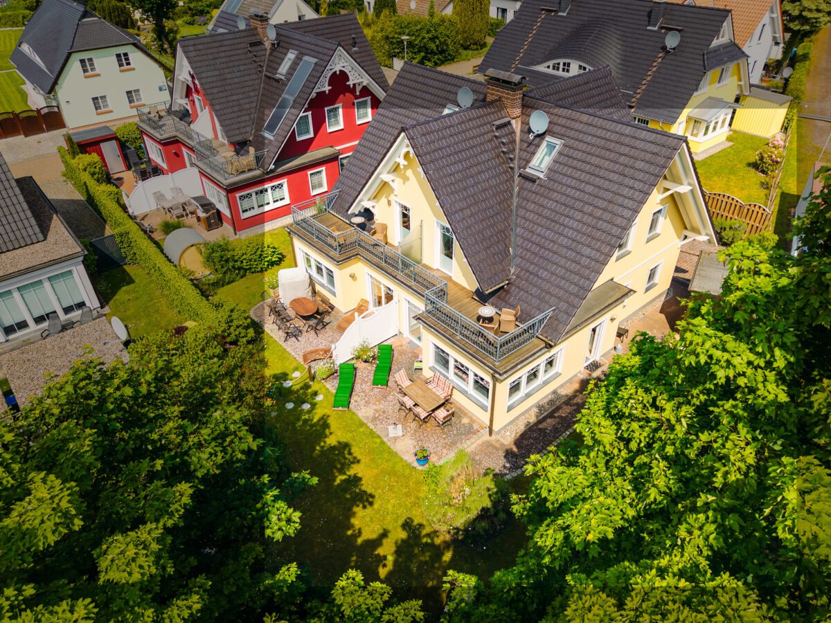 Südansicht mit Garten und Terrasse