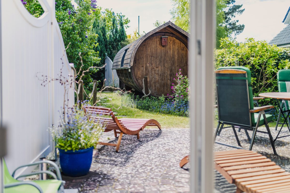 sommerliche Terrasse und winterliche Sauna