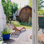 sommerliche Terrasse und winterliche Sauna